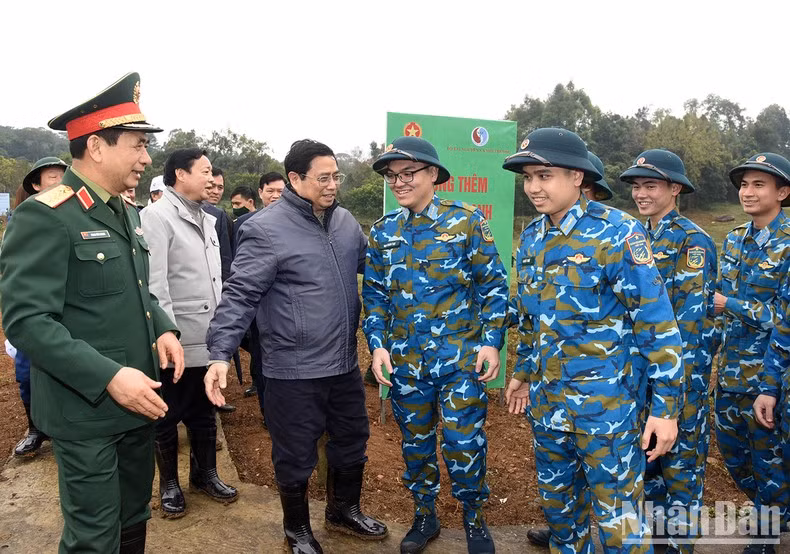 Minh Chinh con oficiales y soldados en la ceremonia.