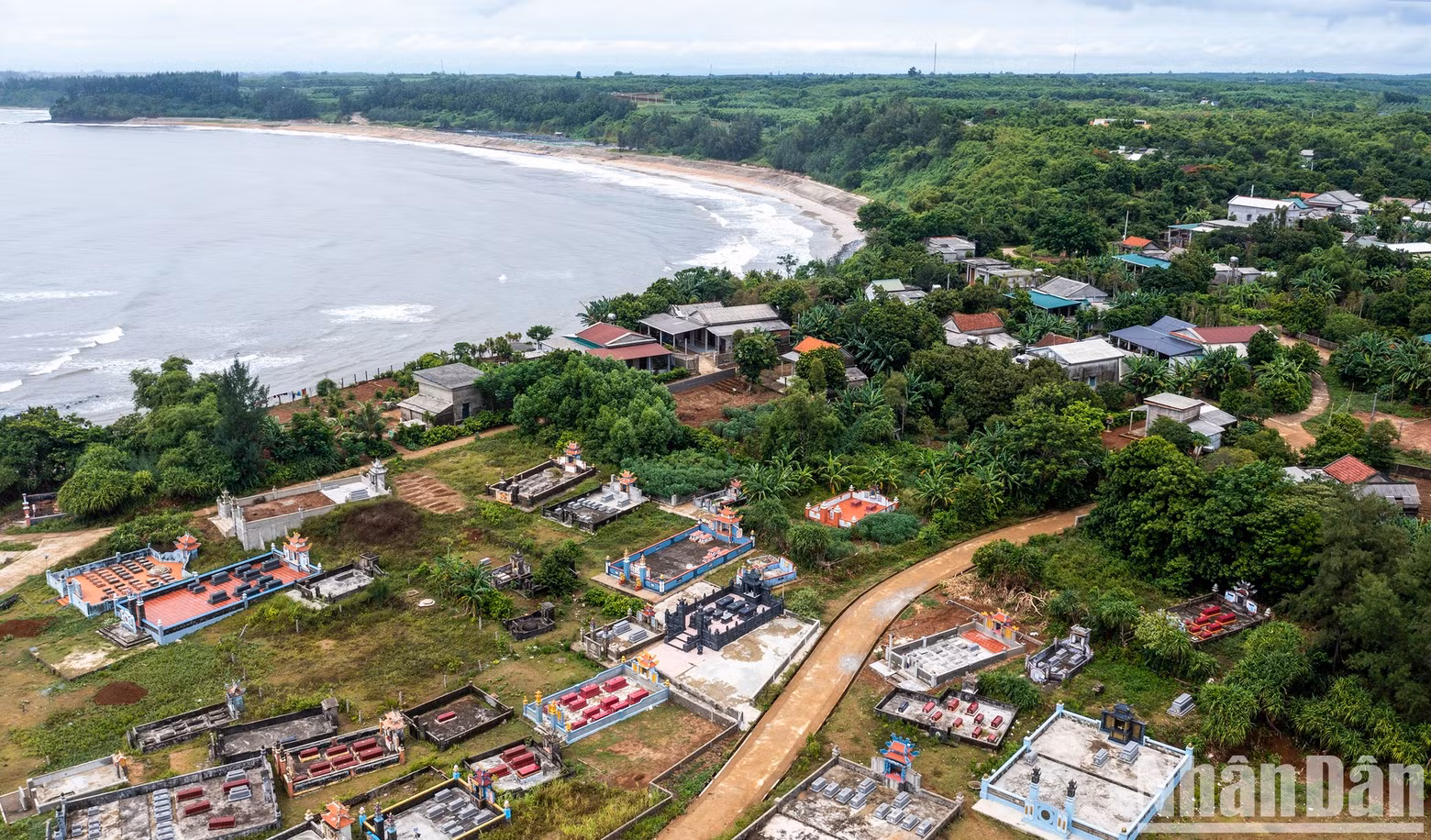 Fue construido por el ejército y el pueblo de Vinh Linh en 1965-1967 en una colina de basalto rojo con vistas al mar. Toda la red de túneles se extiende por una superficie de unas siete hectáreas. Fue construido por el ejército y el pueblo de Vinh Linh en 1965-1967 en una colina de basalto rojo con vistas al mar. Toda la red de túneles se extiende por una superficie de unas siete hectáreas.