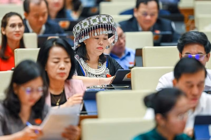 La diputada Khang Thi Mao de la provincia de Yen Bai asiste a la reunión.