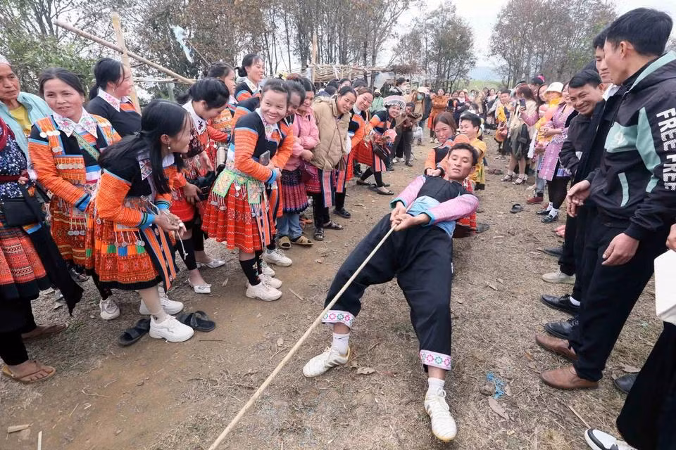Competencia de tira y afloja en el tradicional día de Año Nuevo del grupo étnico Mong en la comuna de Hua Nhan, distrito de Bac Yen.