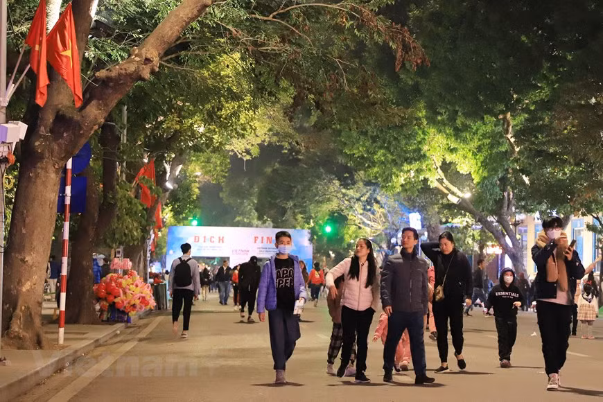 En la calle Dinh Tien Hoang, las familias esperan el momento de entrar en el año 2023. En la calle Dinh Tien Hoang, las familias esperan el momento de entrar en el año 2023.