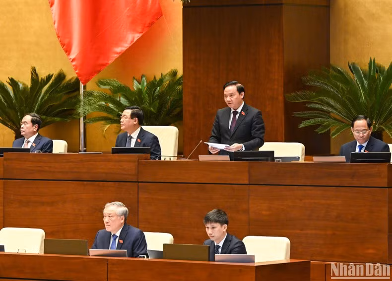 El vicepresidente del Parlamento Nguyen Khac Dinh dirige la sesión.