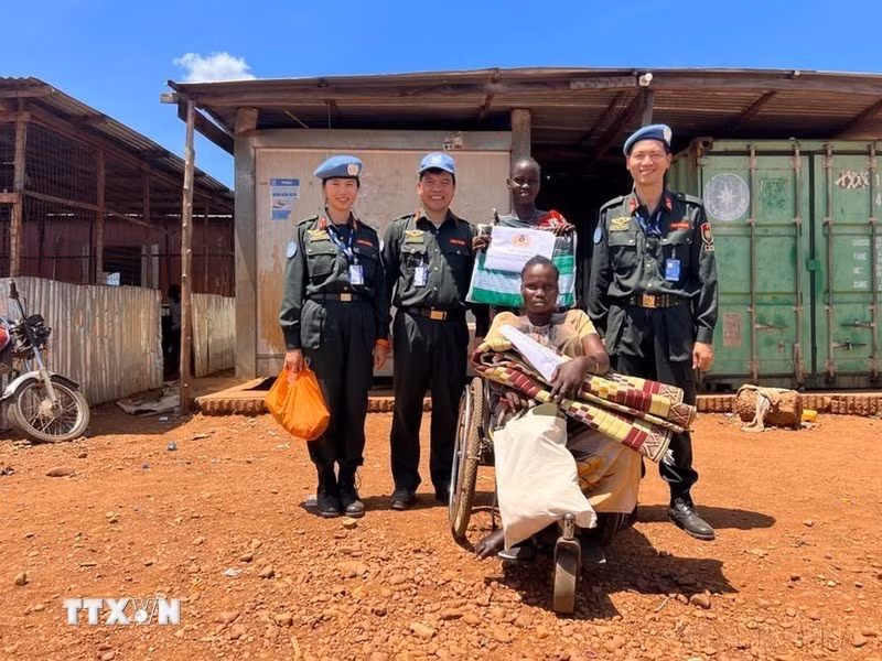 El grupo de trabajo del Ministerio de Seguridad Pública de Vietnam que participaba en el mantenimiento de la paz en la Misión de las Naciones Unidas en Sudán del Sur (UNMISS) entregó obsequios a mujeres discapacitadas en un campo de refugiados en Juba, el 13 de octubre de 2022.