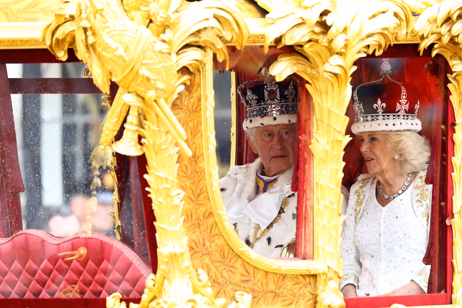 El rey Carlos III y la reina Camila salen de la Abadía de Westminster después de la ceremonia.