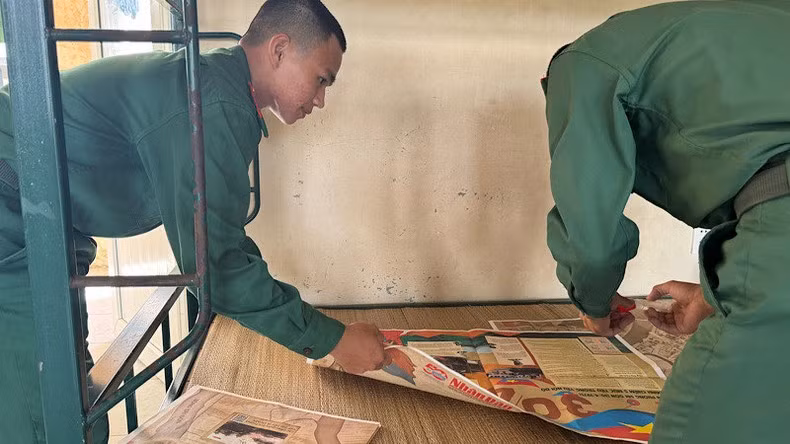 Listo para pegar el suplemento en la pared.
