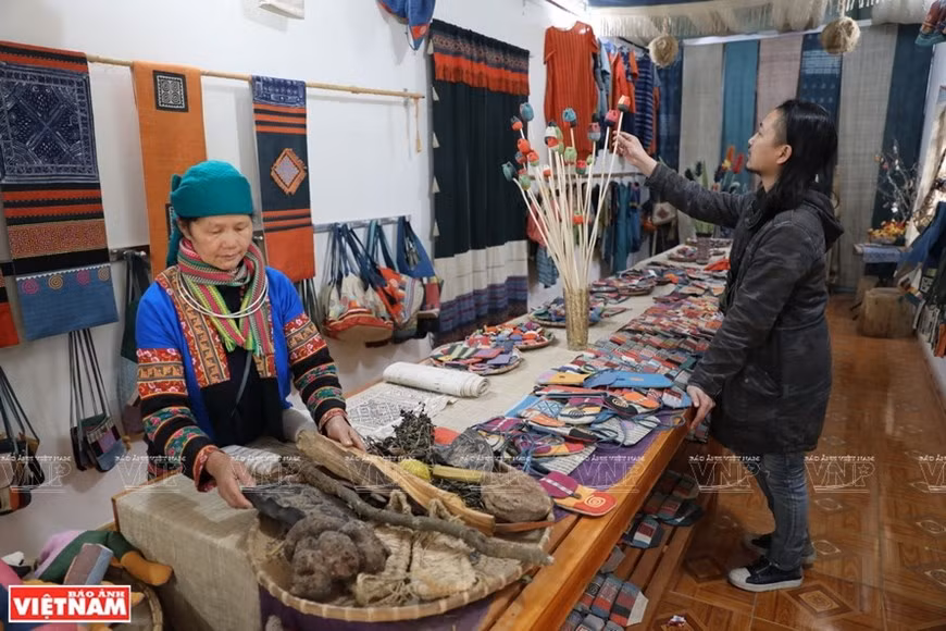 Los productos de tejido de Lung Tam en Ha Giang se exportan y rara vez aparecen en el mercado nacional, por lo que muchas personas desconocen la existencia de estas finas artesanías.