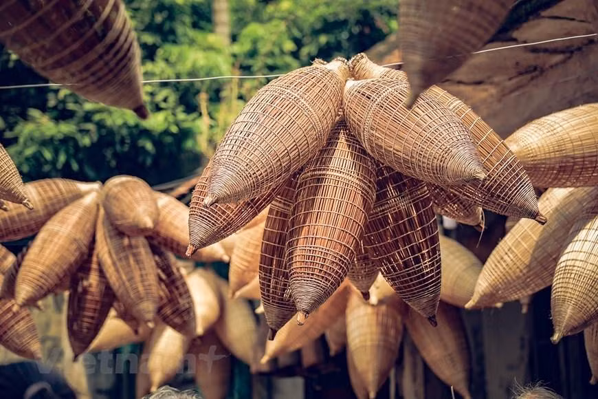 Debido al desarrollo de la sociedad, las herramientas agrícolas tradicionales se utilizan menos en la vida cotidiana, como para la decoración artística o de interiores. (Foto: VNA) Debido al desarrollo de la sociedad, las herramientas agrícolas tradicionales se utilizan menos en la vida cotidiana, como para la decoración artística o de interiores. (Foto: VNA)