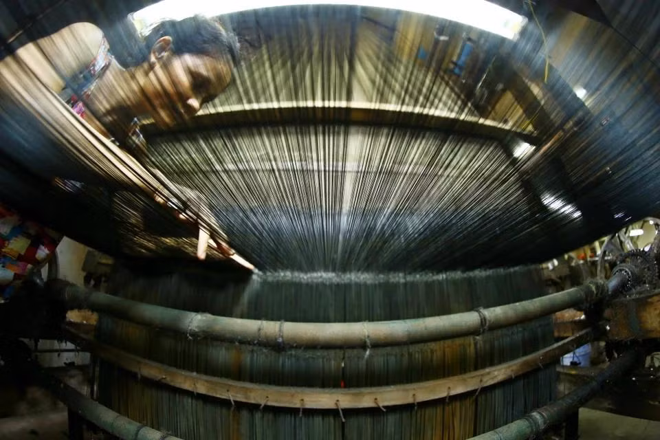 Para crear productos de seda excepcionales, los artesanos siempre han tenido que seguir un proceso de producción meticuloso que incluye varias etapas como: la seda, el almidón de hilos, el tejido, el teñido, el estirado y el secado.