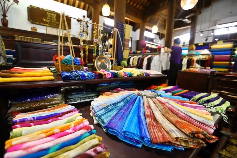 Los productos de seda de Van Phuc son variados en colores y tipos, y son conocidos por su calidad duradera, proporcionando una sensación de suavidad y ligereza, cálidos en invierno y frescos en verano.