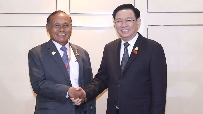 El titular del Legislativo vietnamita, Vuong Dinh Hue, y el vicepresidente del Senado camboyano, Kittisangkahabindit Tep Ngorn.