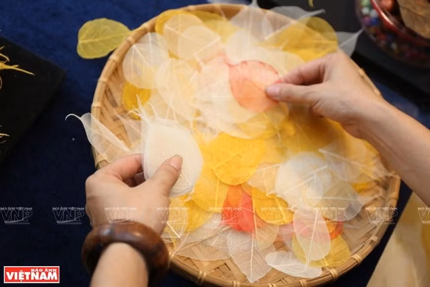 Hojas de Bodhi teñidas de diferentes colores para la elaboración de los cuadros. (Foto: VNA) Hojas de Bodhi teñidas de diferentes colores para la elaboración de los cuadros. (Foto: VNA)