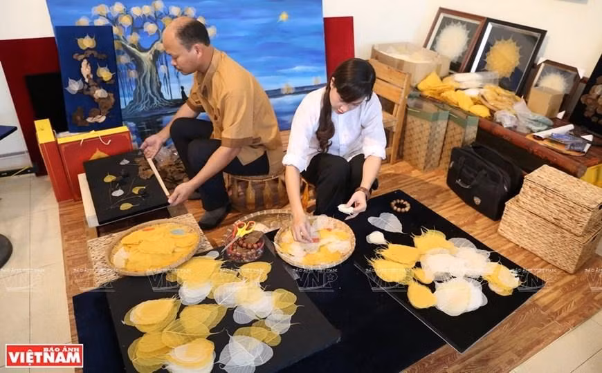 Creación de cuadros de hojas de Bodhi. (Foto: VNA) Creación de cuadros de hojas de Bodhi. (Foto: VNA)