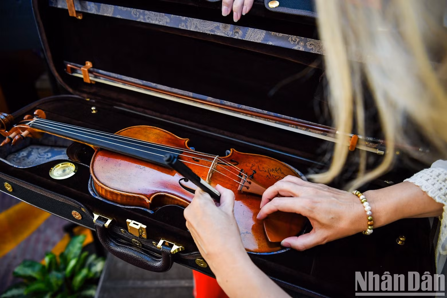 El violín de la banda BOND.