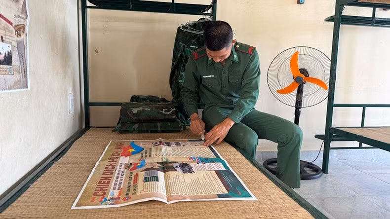 En la sala de descanso, el soldado Duong Nhut Hao está preparando el pegamento.