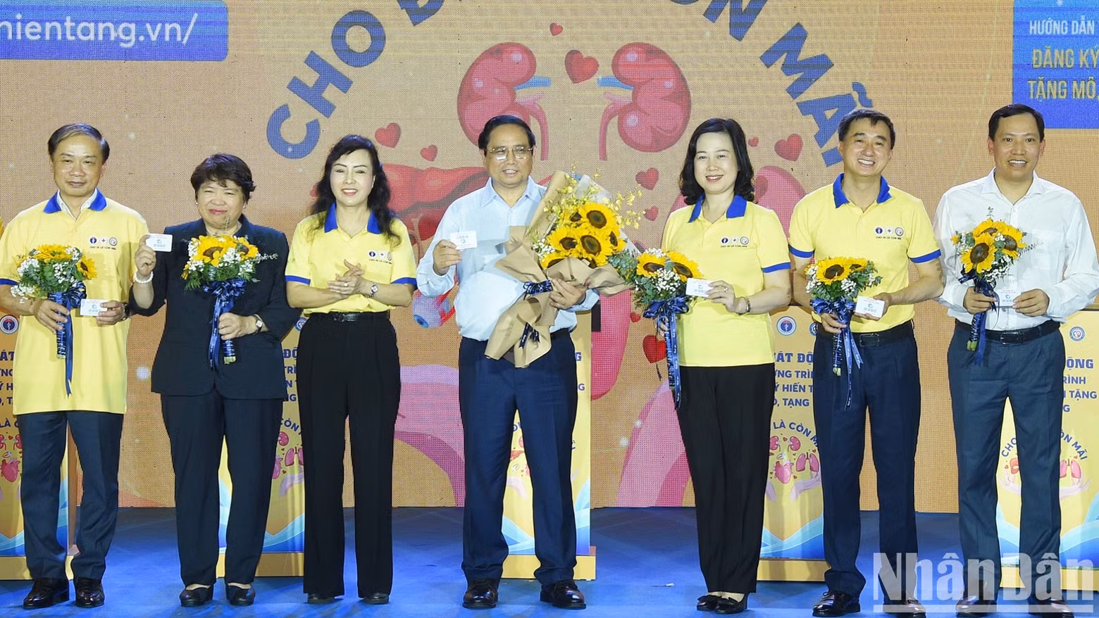 La presidenta de la Asociación Vietnamita de Donación de Órganos y Tejidos entrega a Minh Chinh la tarjeta de registro de donación de órganos y tejidos. La presidenta de la Asociación Vietnamita de Donación de Órganos y Tejidos entrega a Minh Chinh la tarjeta de registro de donación de órganos y tejidos.