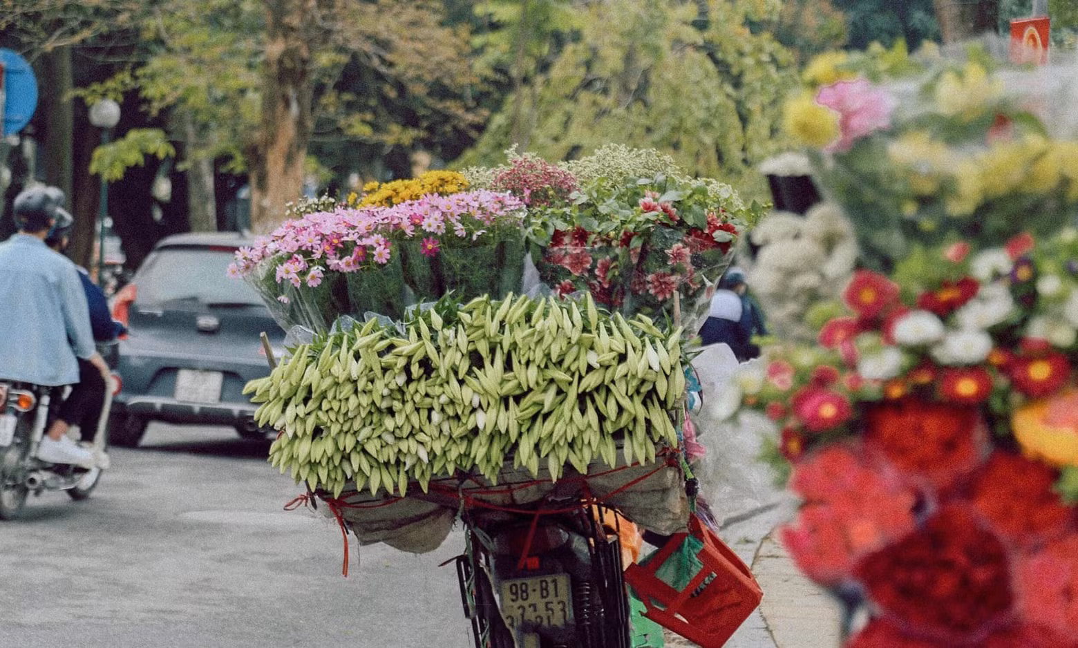 Los lirios no solo se venden en las florerías, sino también por vendedores ambulantes que recorren las calles.