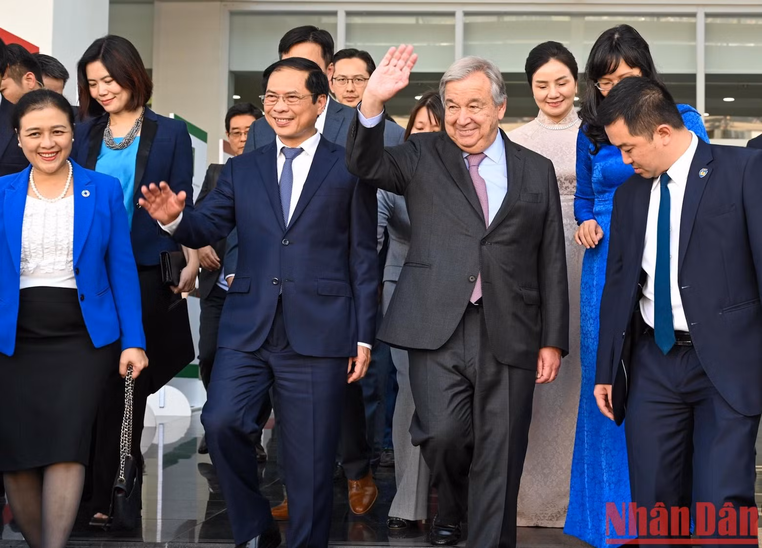 Guterres saluda a los jóvenes y estudiantes de la Academia Diplomática.