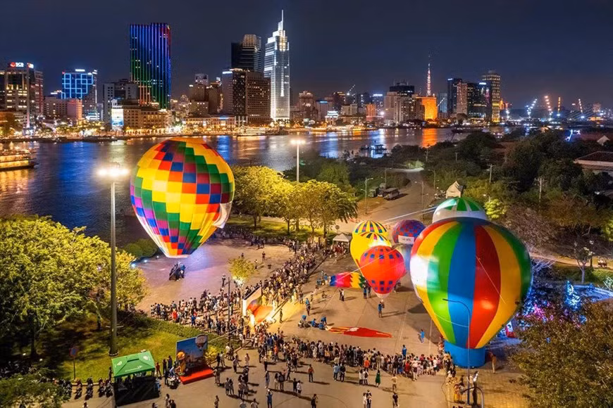 El segundo festival de globos aerostáticos en Ciudad Ho Chi Minh tuvo lugar en el parque del puente Thu Thiem 2 (ciudad de Thu Duc). El segundo festival de globos aerostáticos en Ciudad Ho Chi Minh tuvo lugar en el parque del puente Thu Thiem 2 (ciudad de Thu Duc).