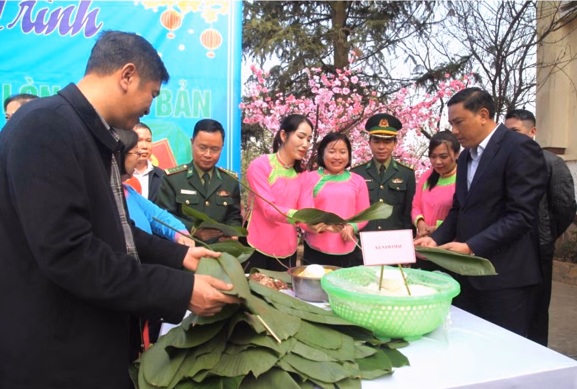 Las autoridades y el Alto Mando de la Guardia Fronteriza de la provincia norteña de Lao Cai elaboran el Banh Chung (pastel cuadrado de arroz glutinoso tradicional del Tet), con la población en la zona fronteriza de la comuna de A Mu Sung, distrito de Bat Xat. Las autoridades y el Alto Mando de la Guardia Fronteriza de la provincia norteña de Lao Cai elaboran el Banh Chung (pastel cuadrado de arroz glutinoso tradicional del Tet), con la población en la zona fronteriza de la comuna de A Mu Sung, distrito de Bat Xat.