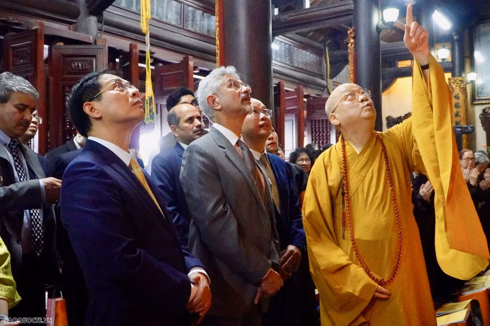 Ambos ministros ofrecieron incienso en la pagoda Tran Quoc.