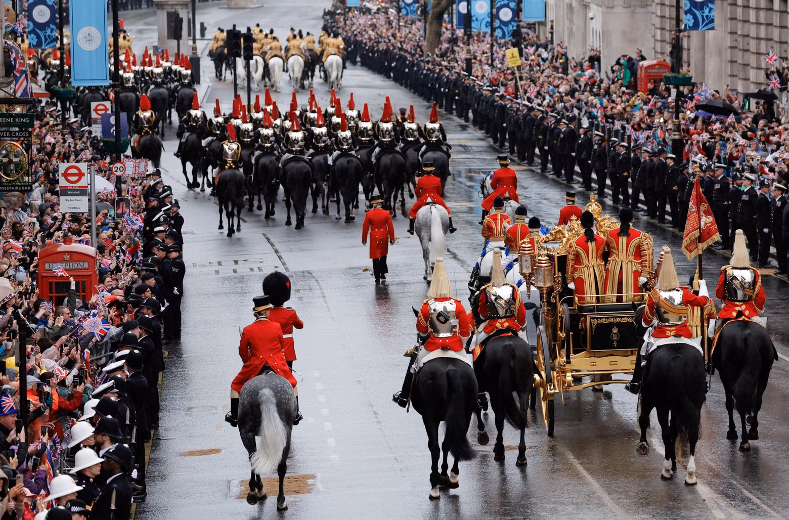 El rey Carlos III y la reina Camila durante el desfile a la Abadía de Westminster.