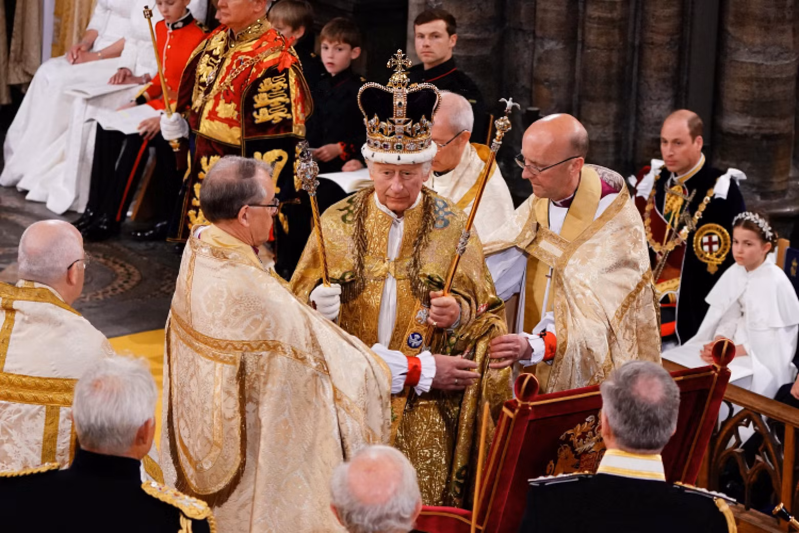 El rey Carlos III recibe tesoros reales en su coronación.
