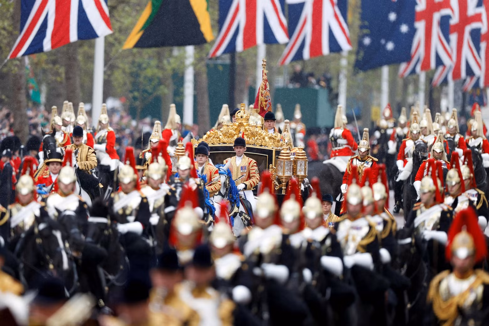 El rey Carlos III y la reina Camila se sientan en el carruaje del Jubileo de Diamante en las calles de Londres.
