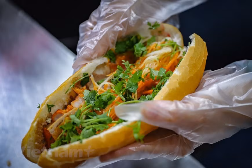 El Banh mi generalmente se rellena con paté, jamón vietnamita, pepinillos, cilantro y salsa. Dependiendo de la región, los visitantes disfrutarán de muchos tipos de bocadillo con diferentes rellenos.