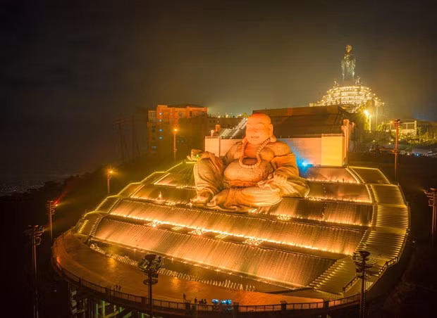 La inauguración de la estatua gigante del Buda Maitreya en la montaña Ba Den añade una nueva e infinita inspiración para los fotógrafos. (Fuente: Tran Tuan Viet) La inauguración de la estatua gigante del Buda Maitreya en la montaña Ba Den añade una nueva e infinita inspiración para los fotógrafos. (Fuente: Tran Tuan Viet)