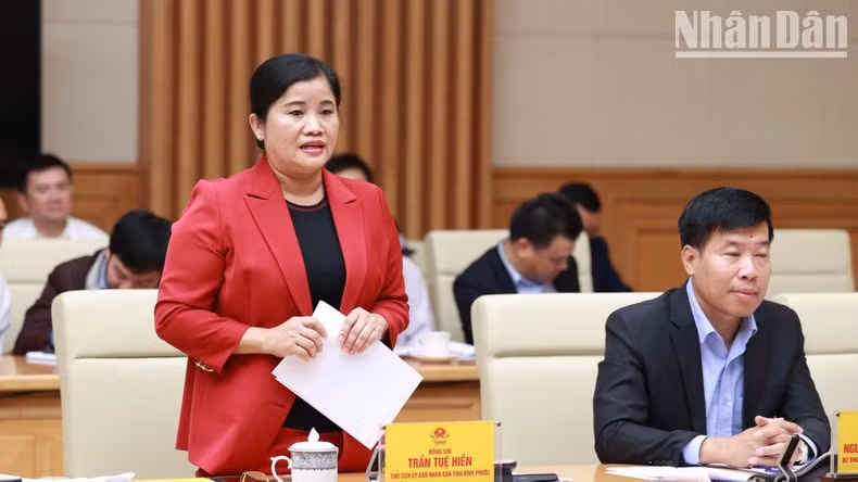 Tran Tue Hien, vicesecretaria del Comité del Partido en la provincia de Binh Phuoc, interviene en el acto.