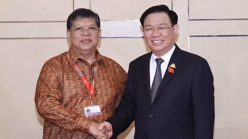 Dinh Hue se reúne con el presidente de la Cámara de Representantes de Malasia, Tan Sri Dato’ Johari Bin Abdul.