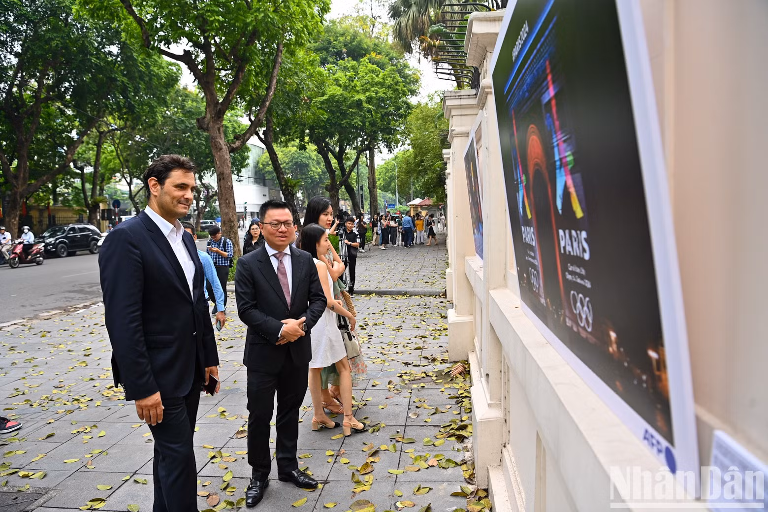 El presidente-editor del periódico Nhan Dan, Le Quoc Minh y otros delegados visitan la exposición.
