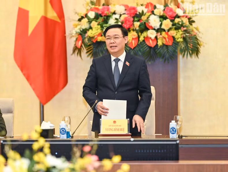 Dinh Hue habla en el encuentro.