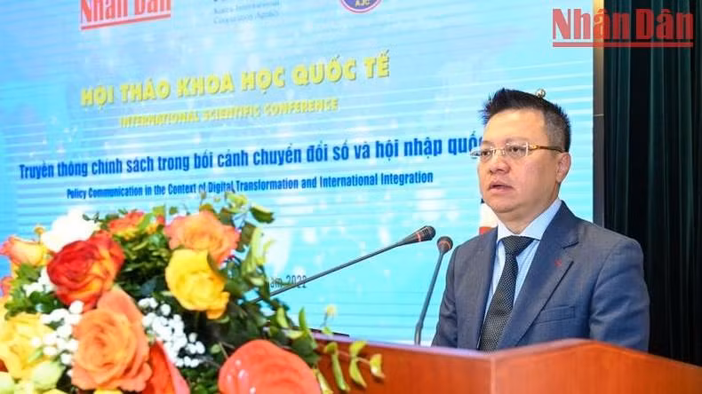 El presidente-editor del diario Nhan Dan, Le Quoc Minh pronuncia el discurso de apertura del evento.