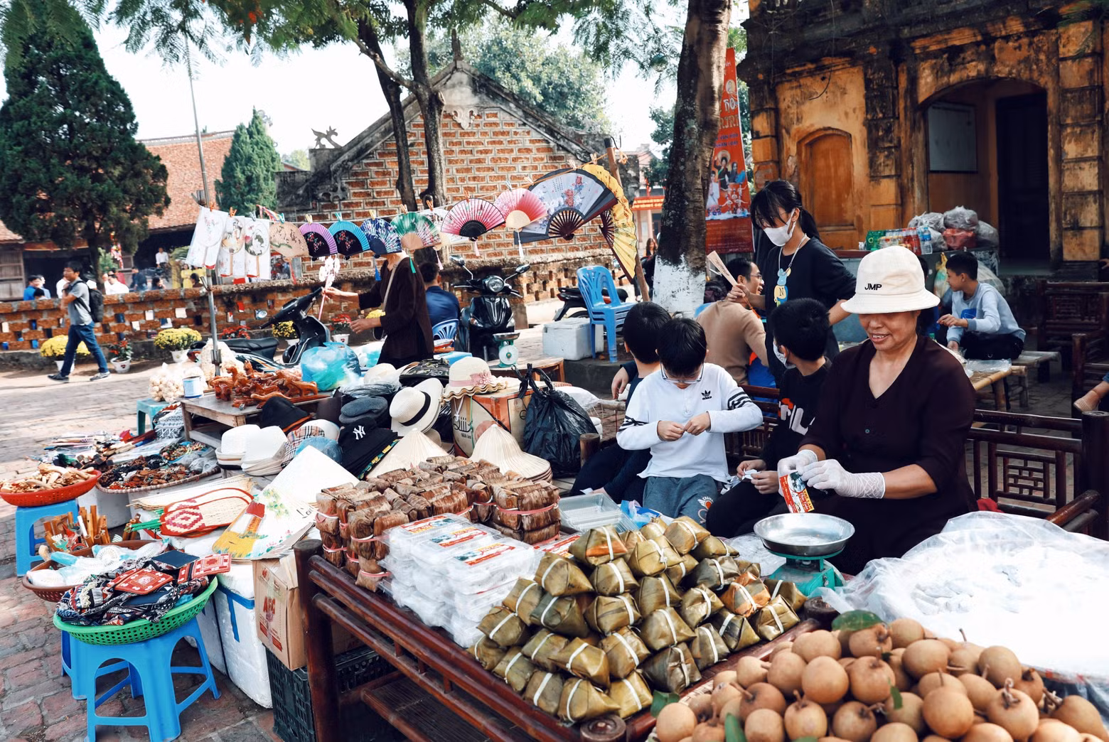 El mercado está lleno de regalos, artículos y platos típicos del Tet.