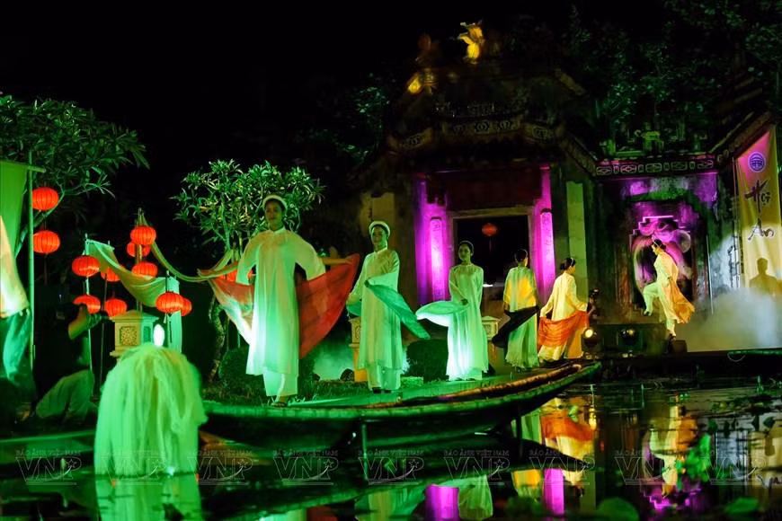 La noche del festival Ao Dai (traje tradicional) en Hoi An.