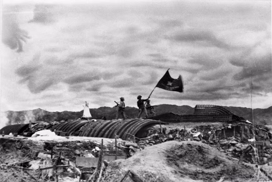 El 7 de mayo de 1954, la histórica campaña de Dien Bien Phu terminó con éxito. Todo el bastión enemigo en Dien Bien Phu fue destruido por tropas vietnamitas. La bandera “Decididos a combatir y vencer" ondeó sobre en el techo del búnker del jefe de las fuerzas francesas, general De Castries. (Foto: archivos de VNA)