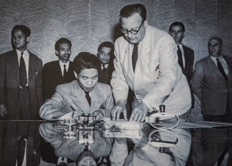 El viceministro de Defensa Ta Quang Buu, en nombre del Gobierno y del Comando General del Ejército Popular de Vietnam, firma los Acuerdos de Ginebra sobre el cese de hostilidades en Vietnam. El viceministro de Defensa Ta Quang Buu, en nombre del Gobierno y del Comando General del Ejército Popular de Vietnam, firma los Acuerdos de Ginebra sobre el cese de hostilidades en Vietnam.