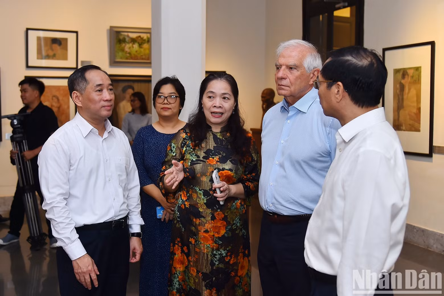 Escuchen una presentación sobre la pintura vietnamita a través de los tiempos. Escuchen una presentación sobre la pintura vietnamita a través de los tiempos.