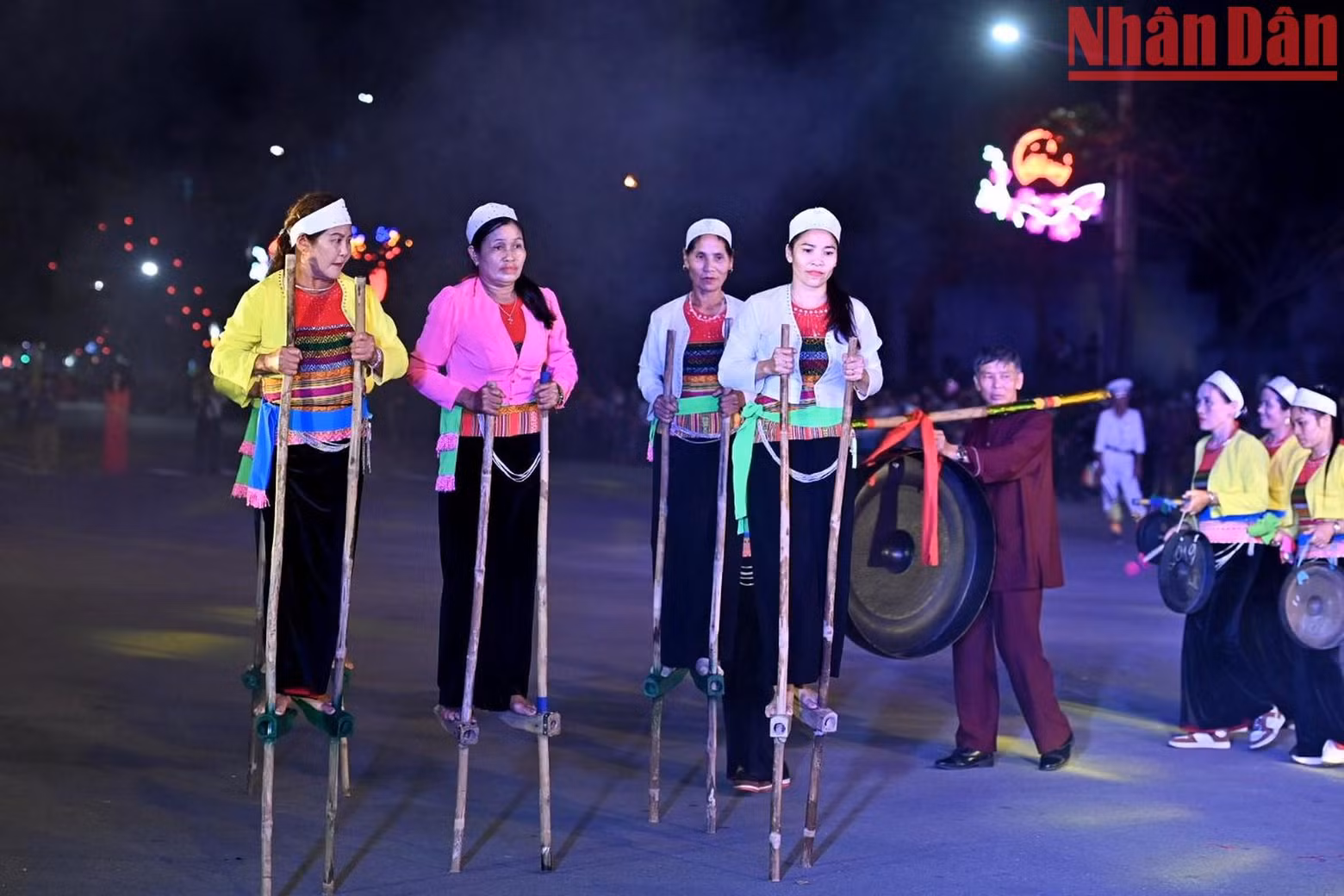Los artistas del grupo étnico Muong, en el distrito de Nho Quan, provincia de Ninh Binh caminan en zancos atados