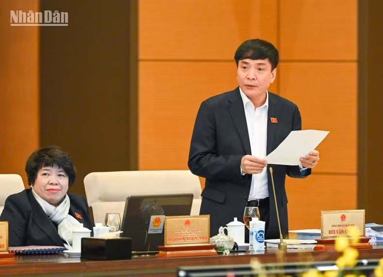 El secretario general y jefe de la Oficina de la Asamblea Nacional, Bui Van Cuong, pronuncia el discurso de apertura.