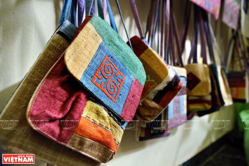 Varios productos de la aldea de tejido de Lung Tam.