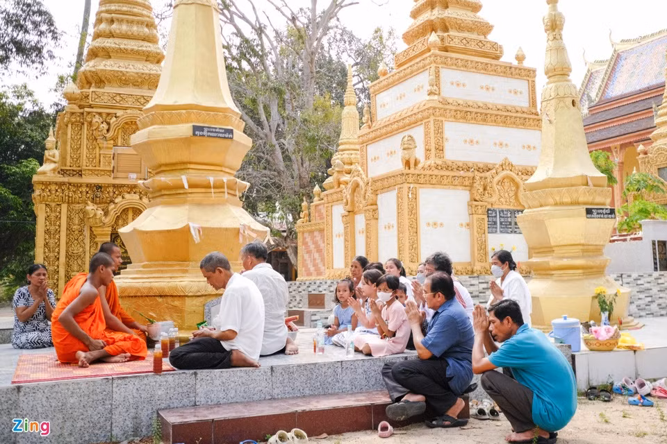 Al igual que el Tet o Año Nuevo Lunar vietnamita, el Chol Chnam Thmay es una ocasión en que todos los miembros de la familia se reúnen. Después de depositar ofrendas, visitan las tumbas de los parientes. En los templos, los monjes recitan oraciones con el deseo de traer bendiciones para todos en el nuevo periodo.