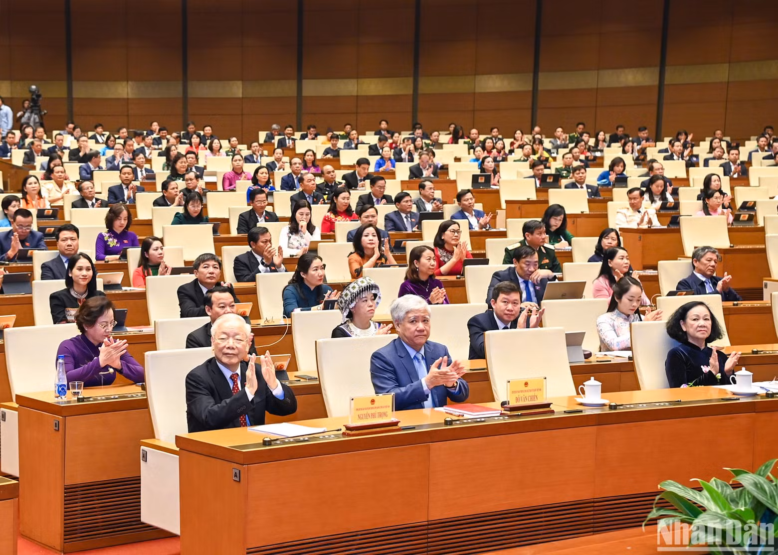 El secretario general del PCV, Nguyen Phu Trong, la secretaria permanente del Secretariado del Comité Central del PCV y jefa de su Comisión de Organización, Truong Thi Mai, el presidente del Frente de la Patria de Vietnam, Do Van Chien, y otros delegados en la cita.