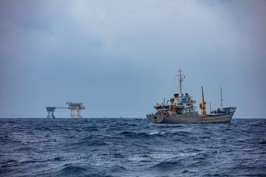 Los barcos vietnamitas en los márgenes de la plataforma DK1 parecen cinturones de acero en el mar, para proteger la soberanía nacional. Los barcos vietnamitas en los márgenes de la plataforma DK1 parecen cinturones de acero en el mar, para proteger la soberanía nacional.