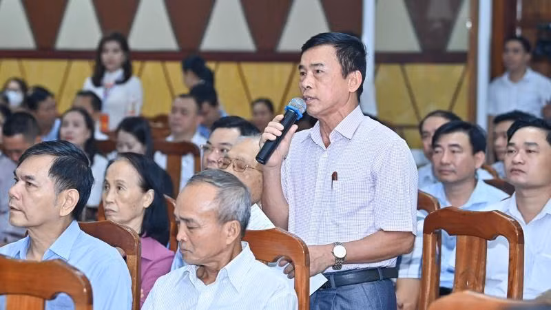 El votante Do Tien Loi, residente de la comuna de Tan Duong habla en el acto.