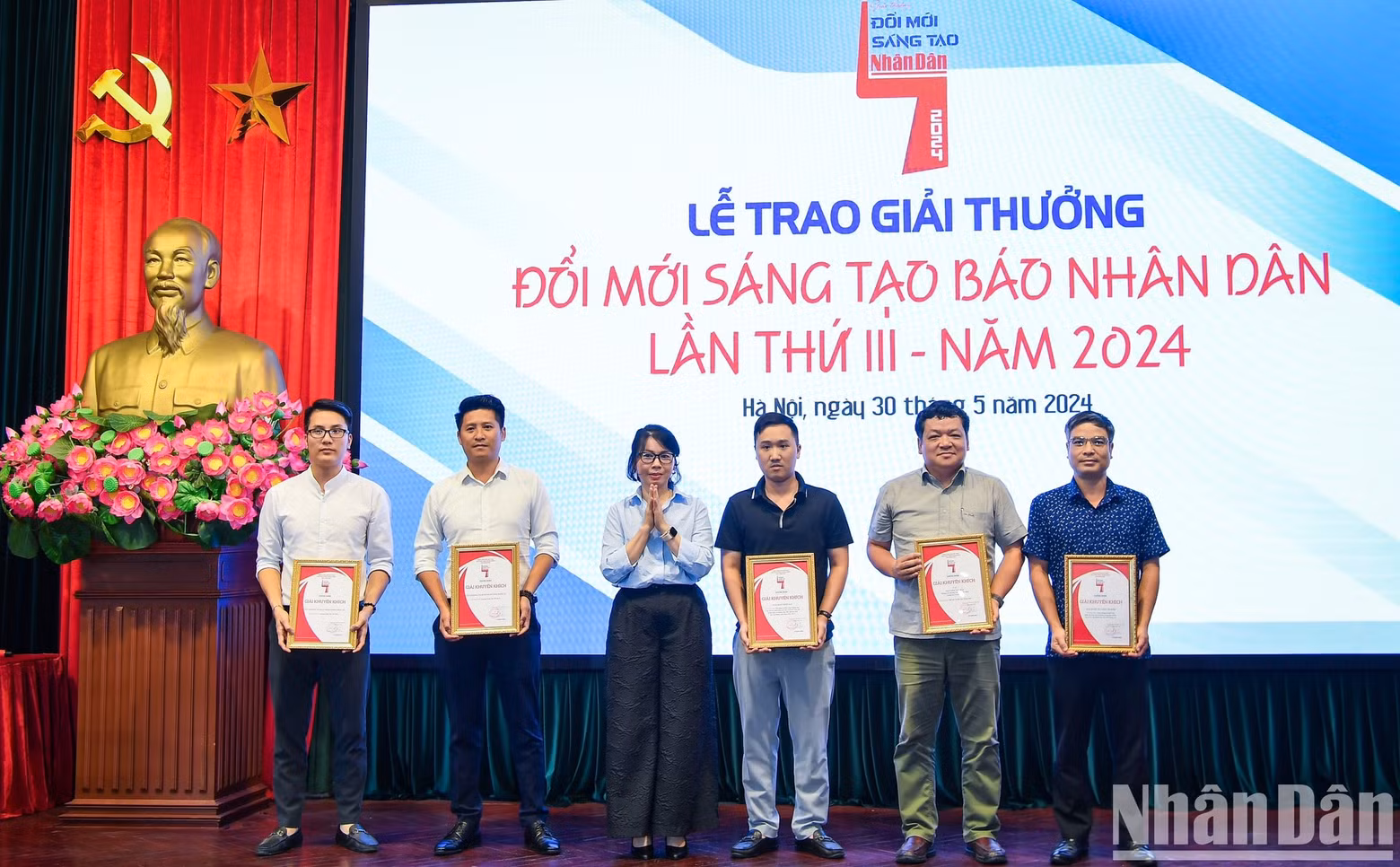 Phan Thanh Phong, jefa de la Redacción Nhan Dan Mensual y vicepresidenta de la Asociación de Periodistas del periódico Nhan Dan, entrega premios de consolación a los grupos de autores.