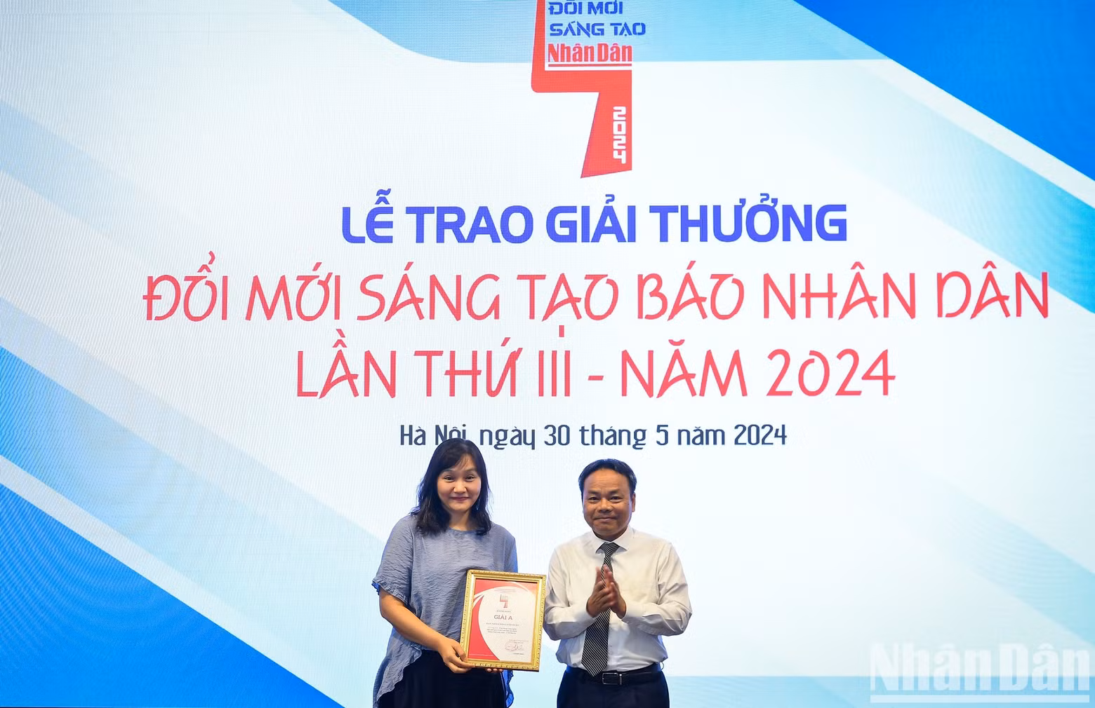 Nhu Hoan entrega el premio A a la Redacción Nhan Dan Fin de Semana.