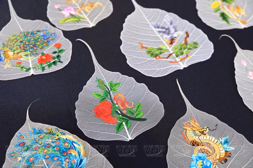 De simples hojas de Bodhi, con sus hábiles manos, Quan Thi Cuc las ha convertido en obras de arte únicas y valiosas. De simples hojas de Bodhi, con sus hábiles manos, Quan Thi Cuc las ha convertido en obras de arte únicas y valiosas.