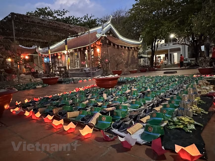 Un réquiem en homenaje póstumo a los héroes, mártires y compatriotas fallecidos en las aguas de Truong Sa tuvo lugar en la pagoda de Truong Sa Lon.
